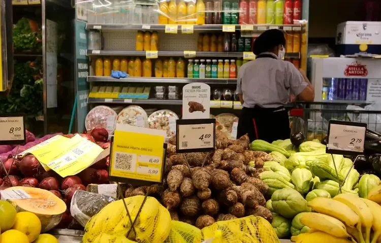 Alimentos em supermercado