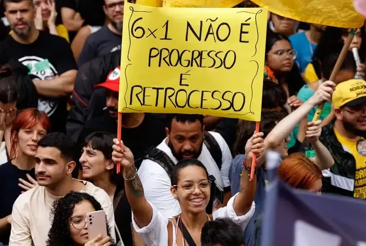 Protesto pelo fim da jornada de trabalho 6x1, na Cinelândia, Centro do Rio de Janeiro