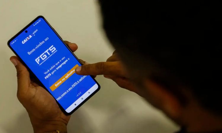Homem consulta FGTS no aplicativo da Caixa