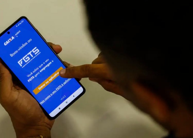 Homem consulta FGTS no aplicativo da Caixa