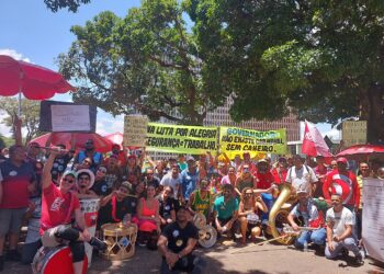 ‘Queremos trabalhar’: ambulantes e músicos protestam em frente ao Buriti