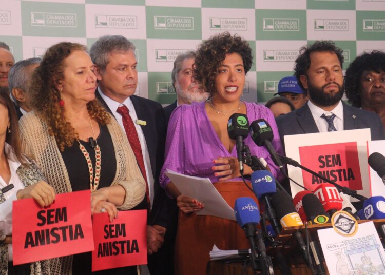 Esquerda se une para pedir fim da pauta da anistia no Congresso após denúncia da PGR contra Bolsonaro e aliados