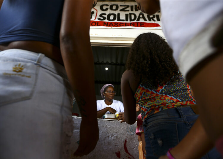 Brasil tem dificuldade histórica de atingir ‘núcleo duro da fome’ que não acessa políticas públicas, mostra estudo