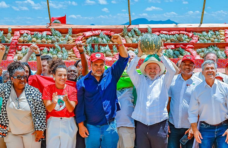Lula repassa terras para 850 famílias pernambucanas