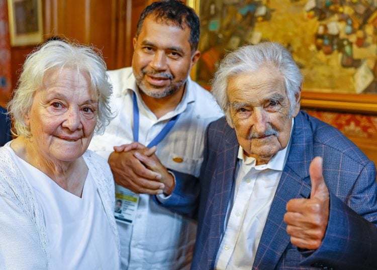 Pepe Mujica, Lúcia Topolansky e João Paulo Rodrigues se encontram em Montevidéu