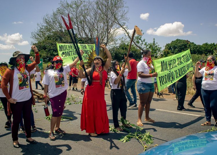 Mulheres do MST-DF cobram solução para intoxicação por agrotóxico no Acampamento 8 de Março