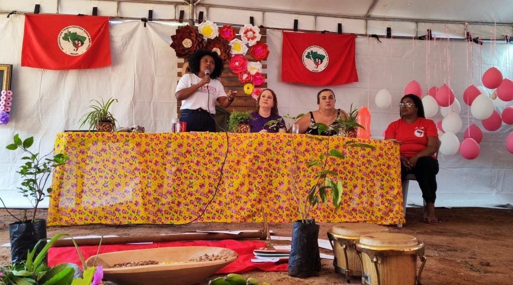 A debate with the national coordinator of the Human Rights sector of the MST, Ayala Ferreira; the secretary of women of the CUT-DF and activist of the World March of Women, Thaisa Magalhães; and MST activist Jaqueline Pivato.