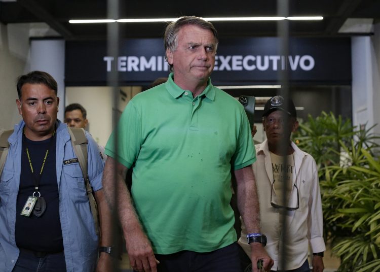 País vive expectativa para saber se Bolsonaro e outros sete vão se tornar réus por tentativa de golpe de Estado