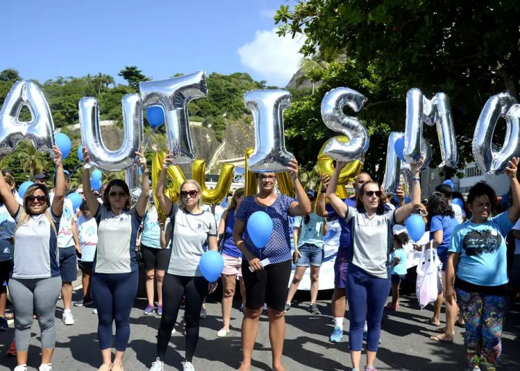 Grupo em ação de conscientização sobre o autismo