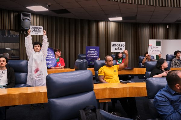 Ativistas e políticos debatem a abolição do serviço de aborto legal no Hospital Cachoeirinha, em São Paulo (SP)