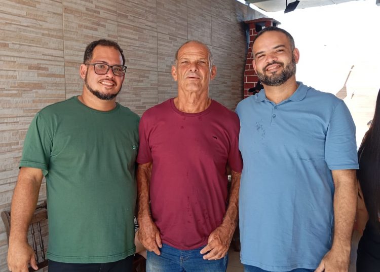 Gideone Menezes acompanhado pelos dois filhos