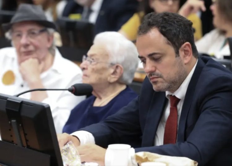 O deputado federal Glauber Braga (Psol-RJ) [à dir.], durante sessão do Conselho de Ética