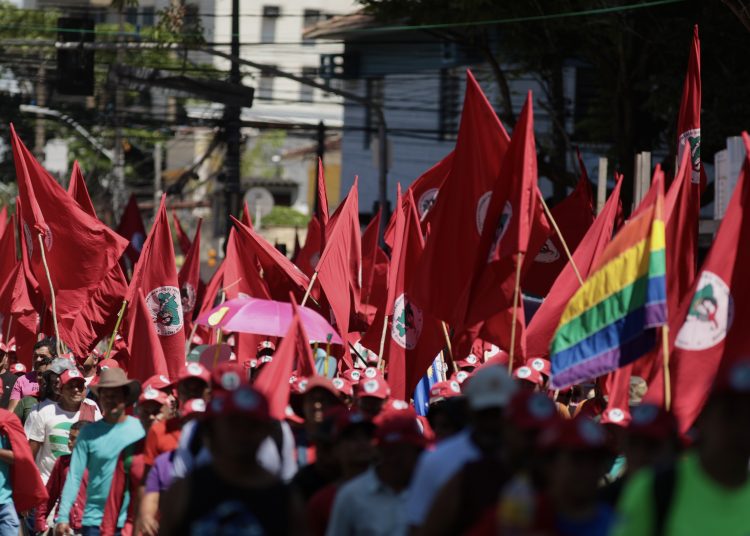 Protesto no Recife (PE) pede fim da escala 6 por 1, redução da jornada de trabalho e aumento da faixa de isenção do Imposto de Renda