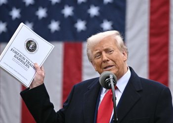O presidente dos EUA, Donald Trump, faz comentários sobre tarifas recíprocas durante um evento no Rose Garden intitulado “Make America Wealthy Again” na Casa Branca em Washington, DC, em 2 de abril de 2025.