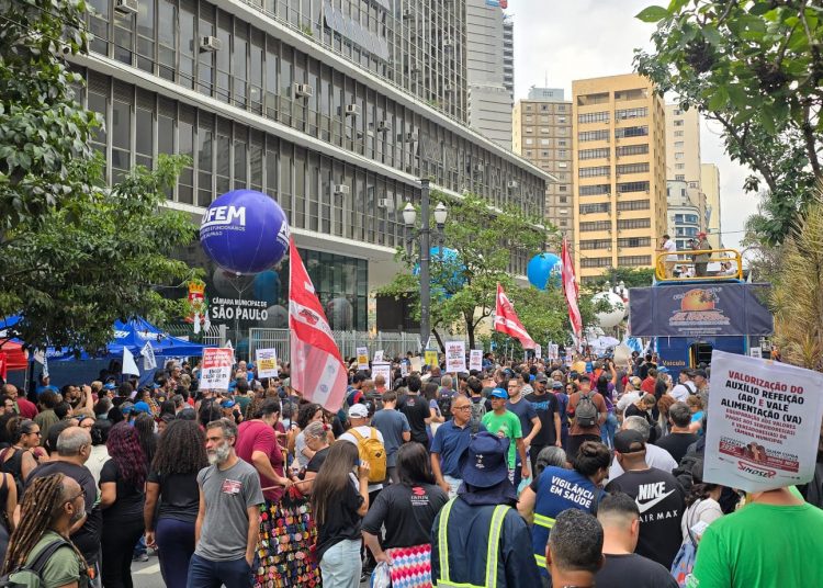 Servidores municipais de SP entram em greve contra reajuste de 2,6% proposto por Nunes