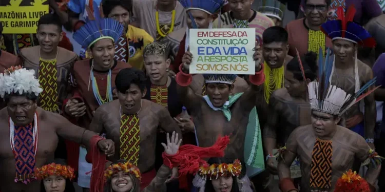 Marcha com povos indígenas.