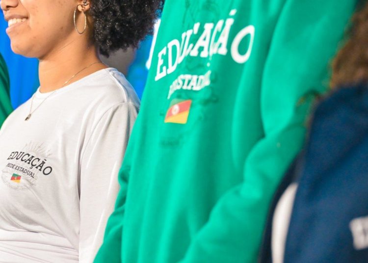 Uniformes na rede estadual do RS: Cpers denuncia atrasos na entrega e sobrecarga para equipe escolar