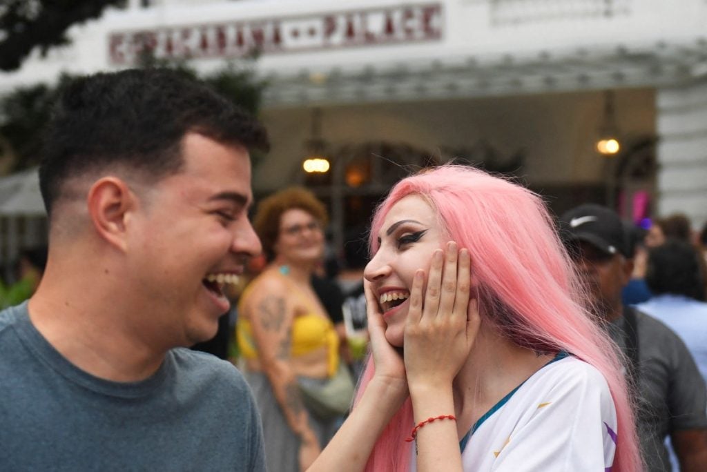A cantora e modelo estadunidense Luna Elyas, sósia de Lady Gaga, sorri em frente ao Hotel Copacabana Palace, no Rio de Janeiro, onde a artista está hospedada para o show