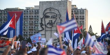 'Que a Revolução siga firme': milhões de cubanos saem às ruas no 1º de Maio