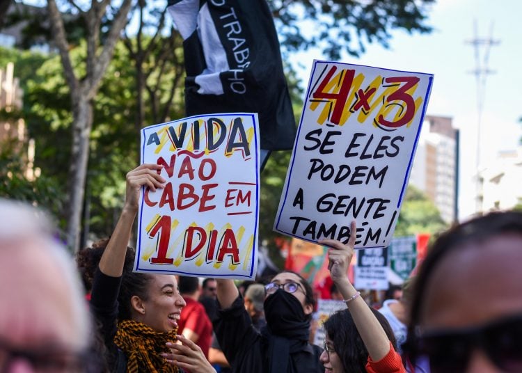 Trabalhadores e trabalhadoras protestam contra a escala 6x1