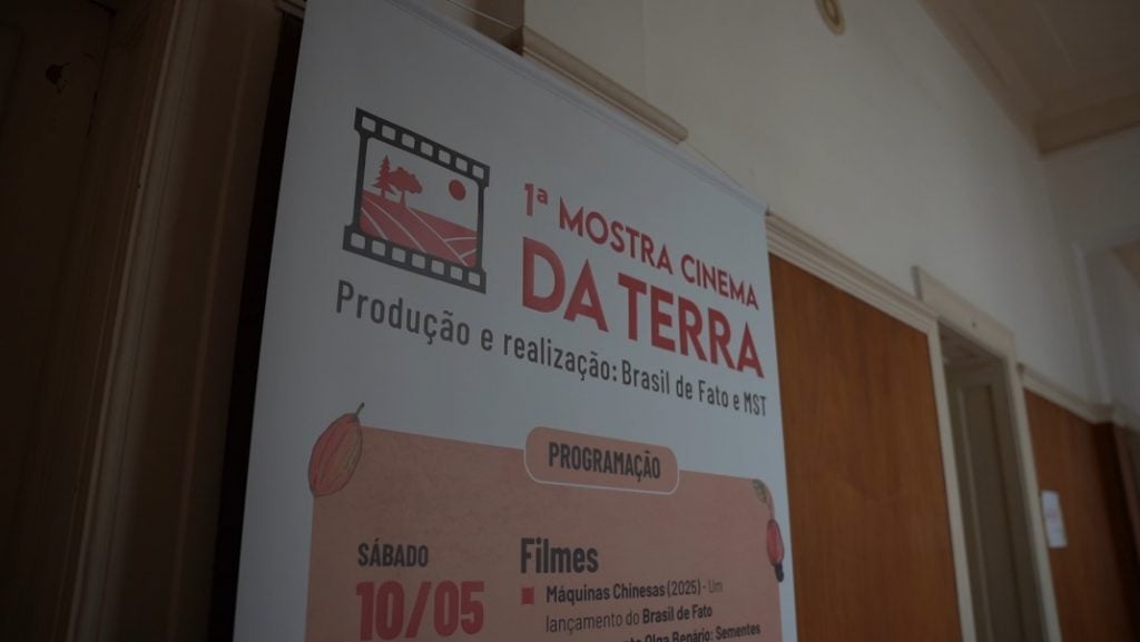 Cartaz com programação de evento de exibição de documentários