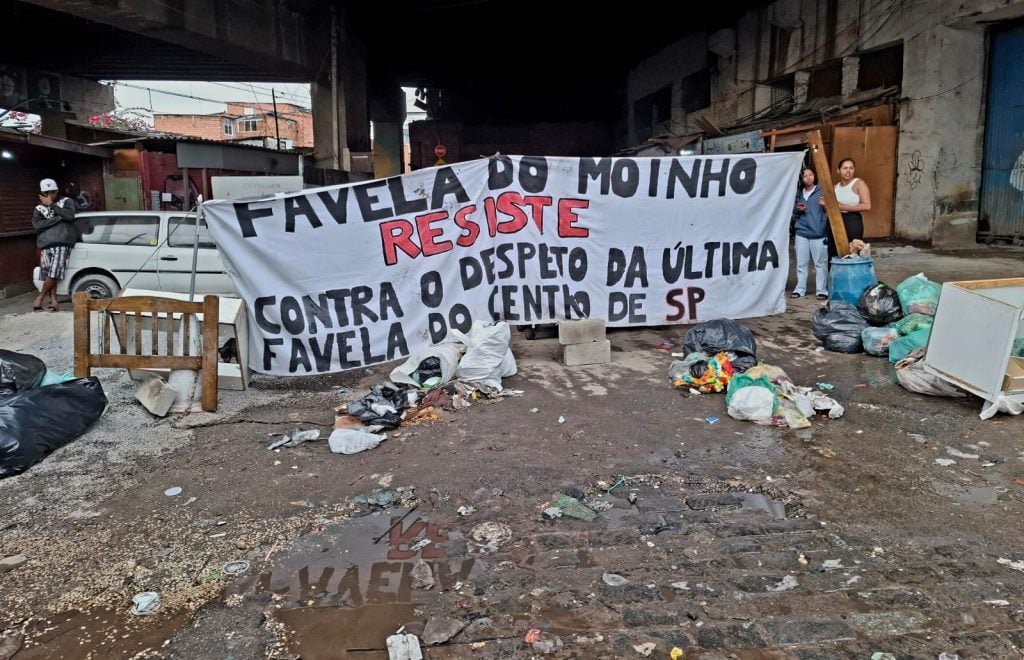 "Favela do Moinho resiste", diz faixa levantada por moradores