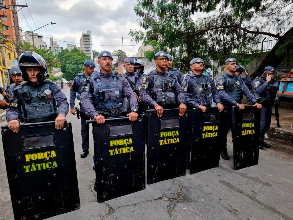 A tropa de choque do Baep se formou com escudos e armas na entrada da favela do Moinho