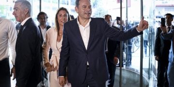O primeiro ministro de Portugal, Luis Montenegro, chegando para votar na manhã deste domingo (18)
