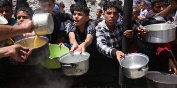 Após três meses de bloqueio e 57 bebês mortos de fome, Israel permite entrada de ajuda em Gaza