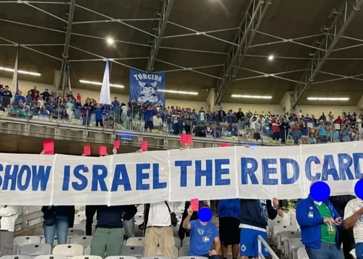 Torcedores do Cruzeiro mostram faixa contra o genocídio cometido pelo Estado de Israel contra o povo palestino