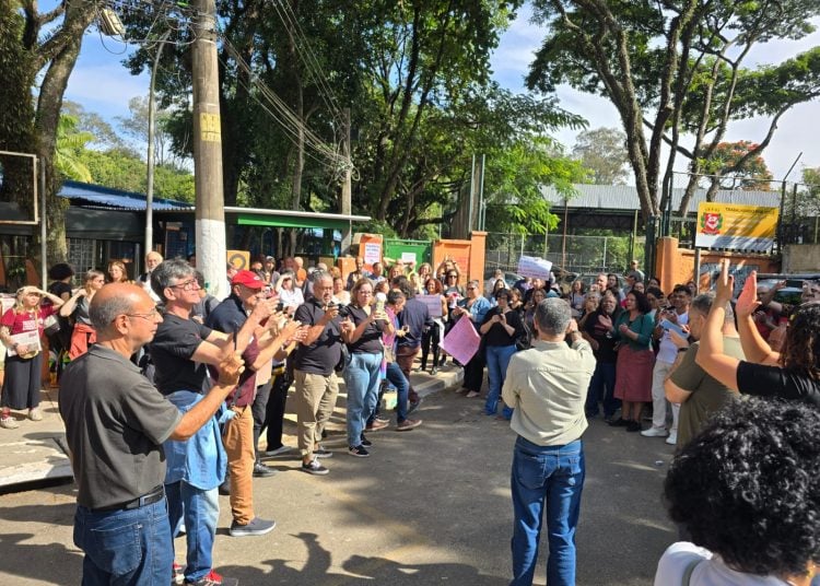 Comunidade escolar se manifesta contra decisão de Ricardo Nunes que afasta diretores de escolas de SP