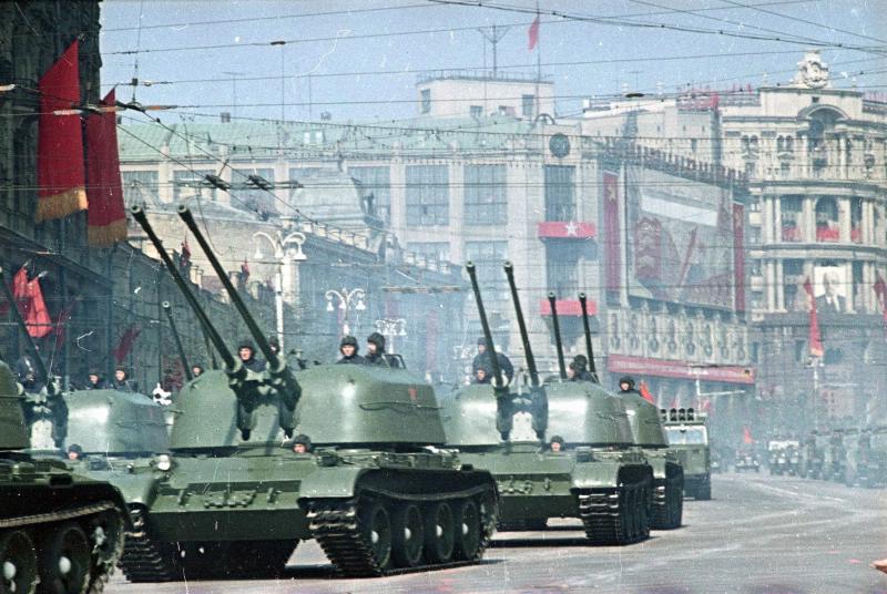 Parada militar na Rua Gorky, em Moscou, durante desfile do 1º de Maio de 1960