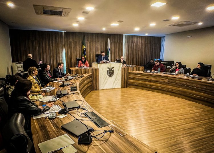 ‘Ratinho Junior é diretamente responsável por adoecimentos na educação’, afirmam deputados em Audiência