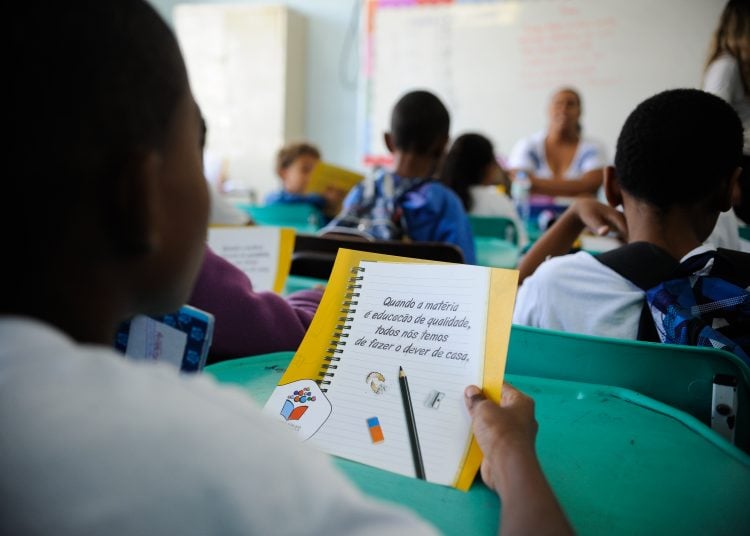 A educação brasileira deve ser analisada como um fenômeno cultural