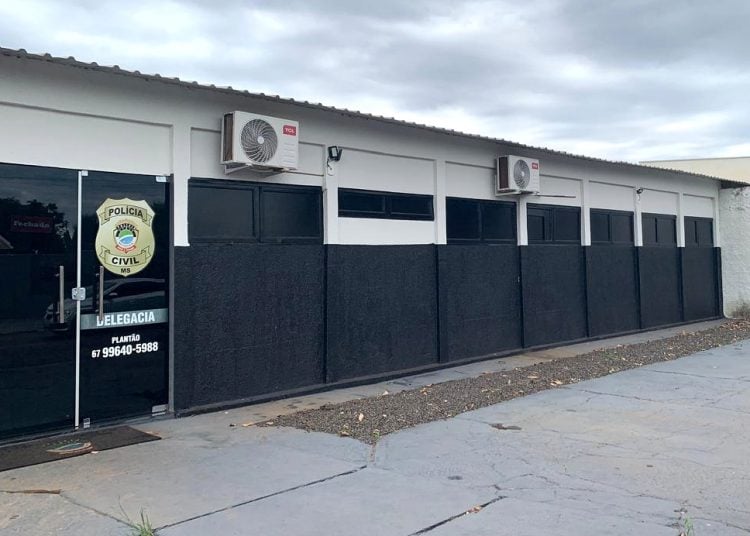 Agentes fazem vaquinha para alimentar detentos em delegacia no MS após estado suspender envio de refeições