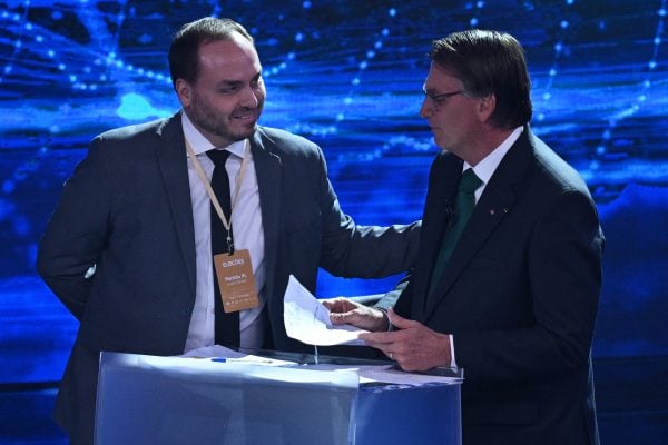 Jair Bolsonaro e o filho Carlos eram os chefes da organização criminosa na Abin, diz PF