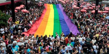 Entre leques e aplausos em SP, comunidade LGBT+ reinvidica envelhecimento digno e memória