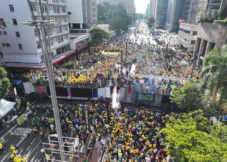 Ao chamar golpistas de ‘malucos’, Bolsonaro pode ter contribuído para esvaziar ato deste domingo, diz analista