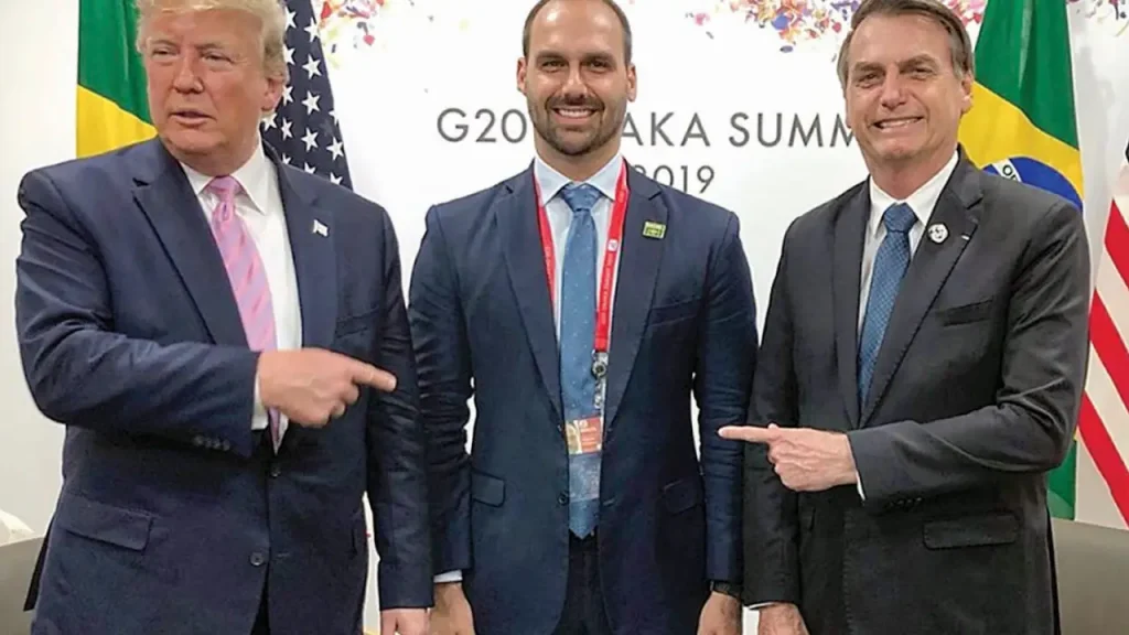 Donald Trump, Eduardo Bolsonaro e Jair Bolsonaro em 2019, durante o G20 no Japão