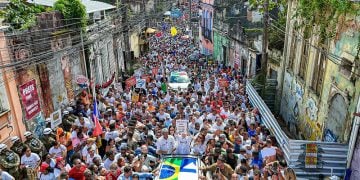 Presidente da República, Luiz Inácio Lula da Silva, levanta placa com frase 'Taxação dos super-ricos!' durante Dois de Julho, em Salvador (BA)