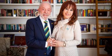 Lula é primeiro líder internacional a visitar Cristina Kirchner em prisão domiciliar