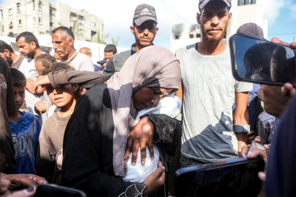 Uma mulher chora pela morte do filho por desnustrição em Gaza: nas últimas horas, duas crianças palestinas, morreram desnutridas