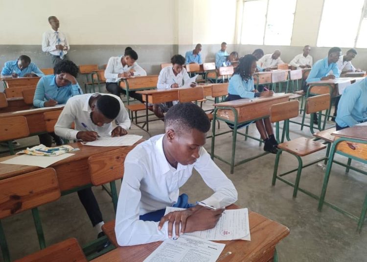 Mais de 100 mil estudantes driblam crise e violência para prestar ‘Enem do Haiti’