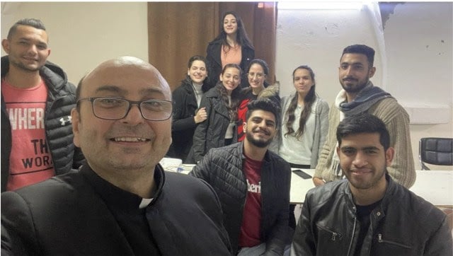 Sacerdote Gabriel Romanelli com jovens de sua paróquia em Gaza muito antes dos ataques à região e à própria igreja