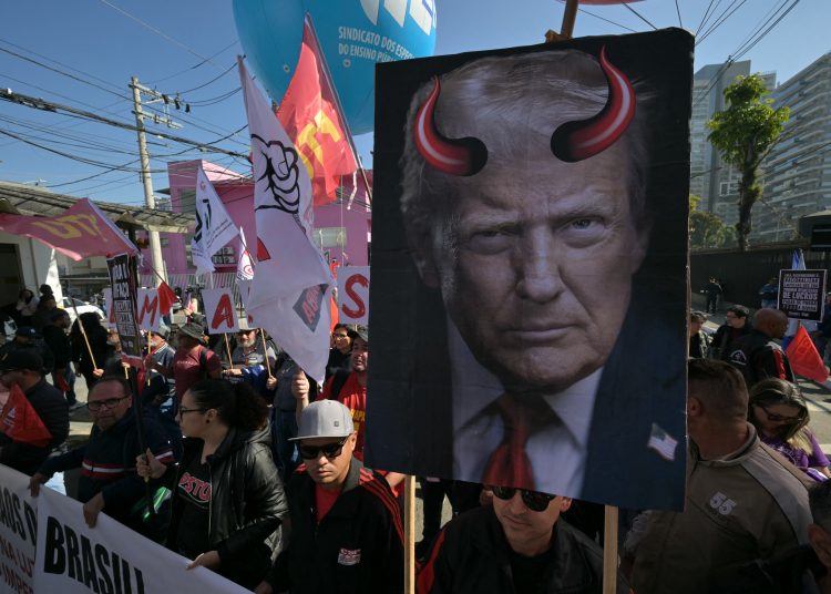 Resposta a Trump: Alcione promete ‘macumbinha’ e Boulos rebatiza copo americano de ‘Zeca Pagodinho’