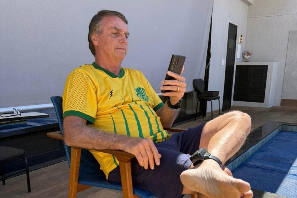 Com tornozeleira eletrônica, o ex-presidente Jair Bolsonaro (PL) acompanhou os ato bolsonarista na Av. Paulista, em SP, da sua casa