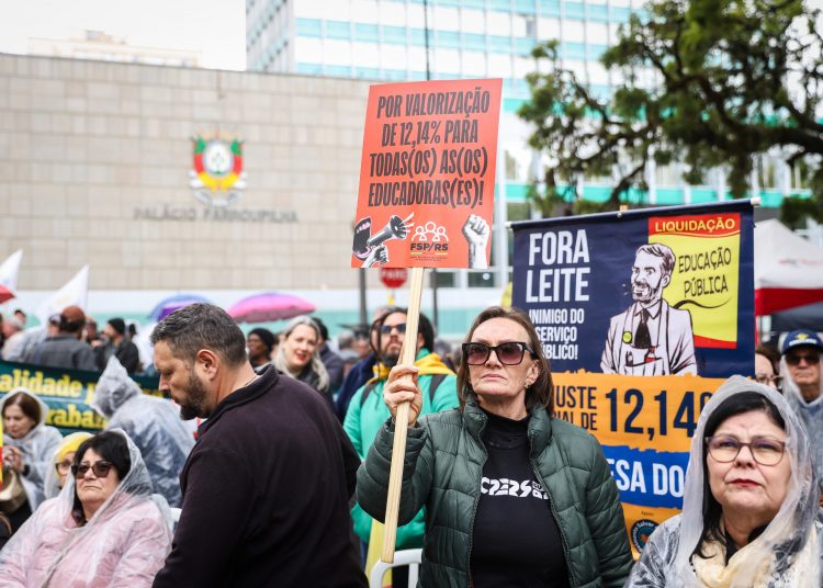 Servidores e estudantes tomam as ruas de Porto Alegre por salários, saúde e educação