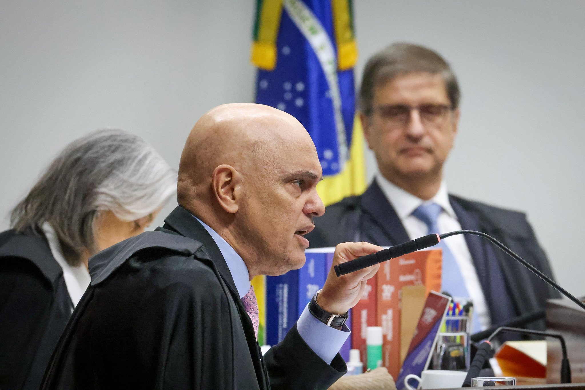 Moraes diz que defesa de Bolsonaro age ‘beirando a litigância de má-fé’; Fux aponta que vai divergir