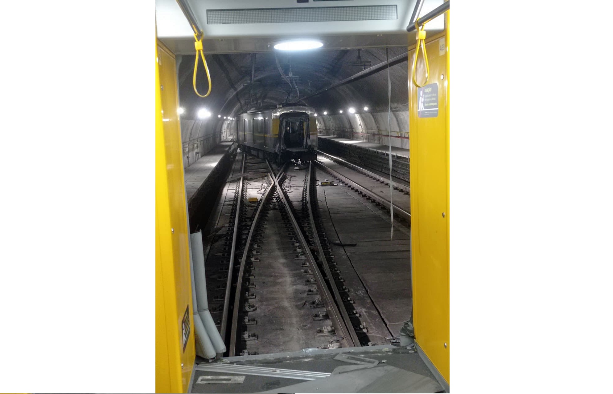Trem da Linha 4-Amarela descarrila e se parte em SP; ‘privatização é risco’, aponta metroviário