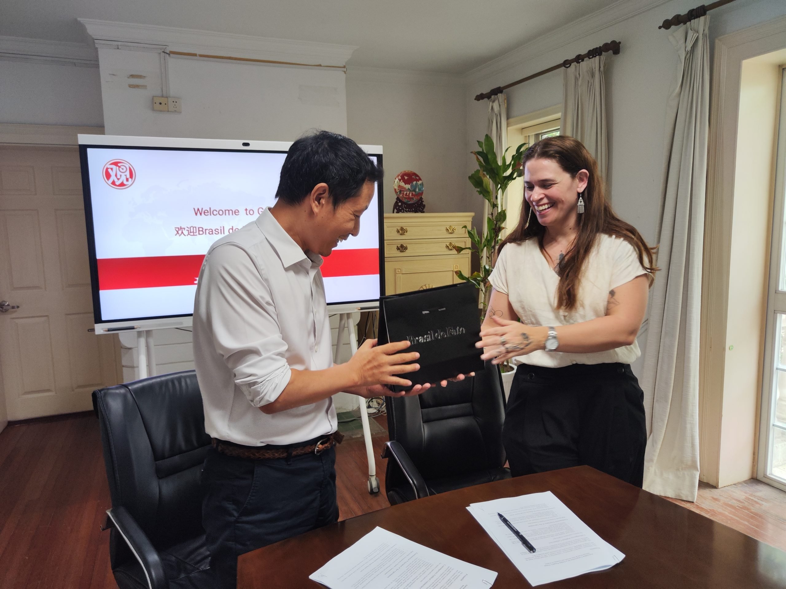 Brasil de Fato e portal Guancha firmam acordo jornalístico para expandir presença mútua no Brasil e na China